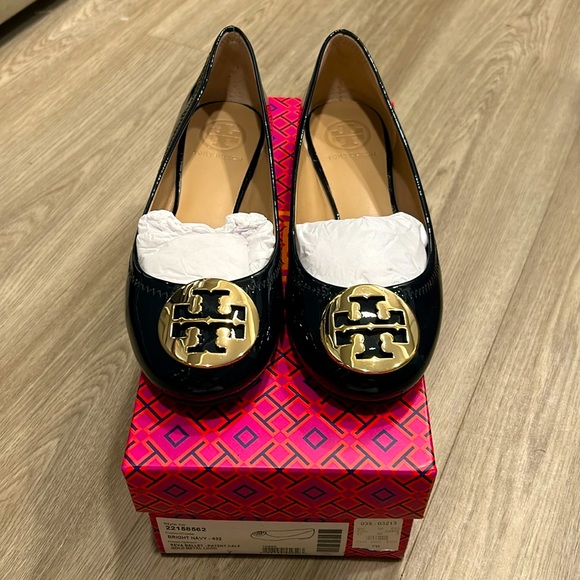 NIB Tory Burch Reva flats. Size 7. Gold logo on front. Brand new!